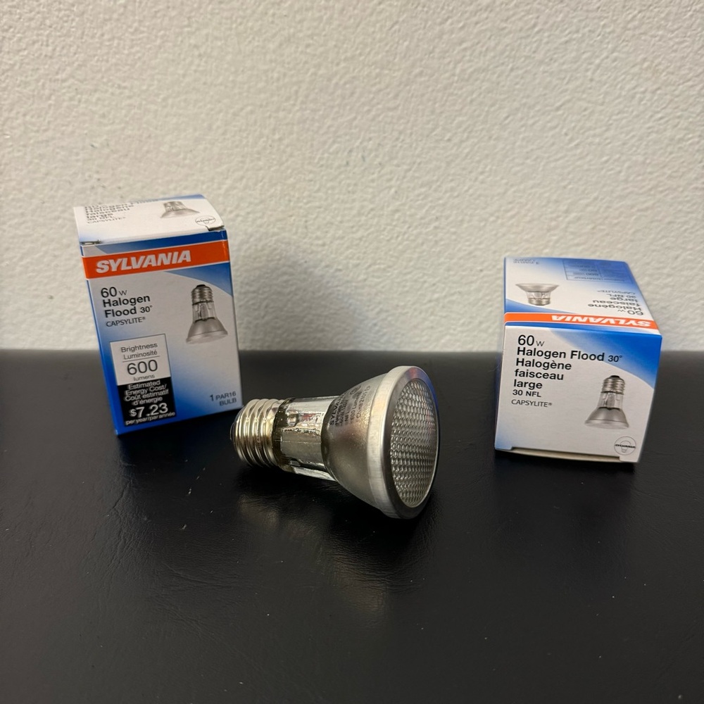 New. Sylvania 60w Halogen Flood Lamp 600 Lumens Brightness.